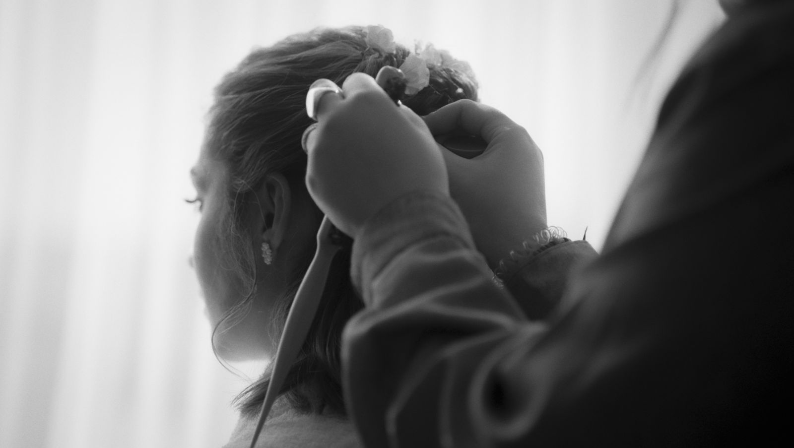 Préparatifs de la mariée : les dernières fleurs glissées dans sa coiffure