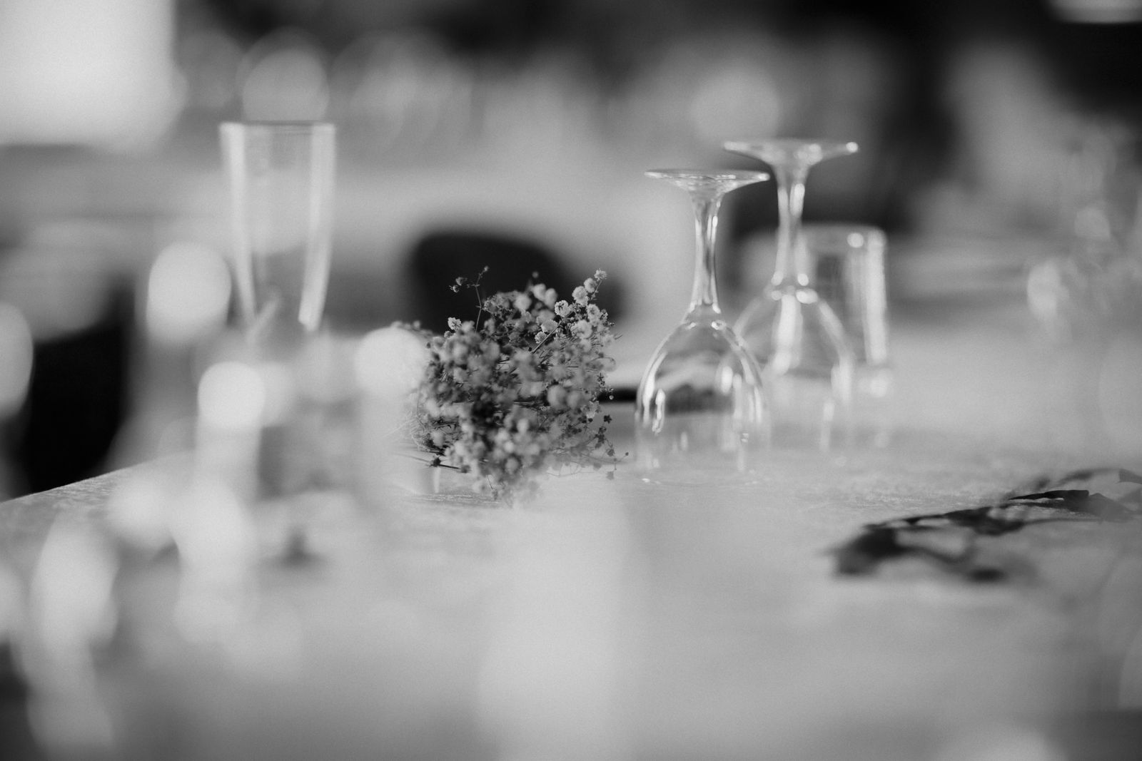Table de mariage dressée, verres retournés et bouquet de gypsophile